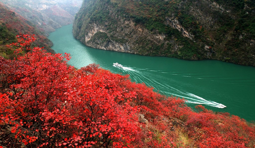 A panoramic view of the Yangtze River with cities along its banks.  Largest Rivers In The World
